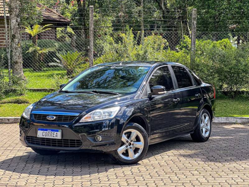 FORD - FOCUS - 2010/2011 - Preta - R$ 39.900,00