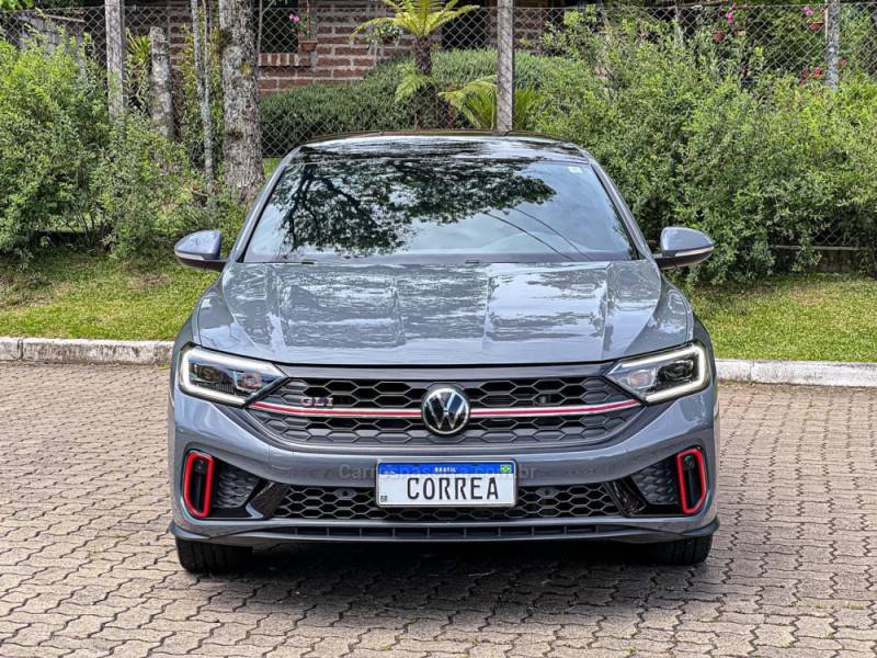 VOLKSWAGEN - JETTA - 2023/2024 - Cinza - R$ 234.900,00