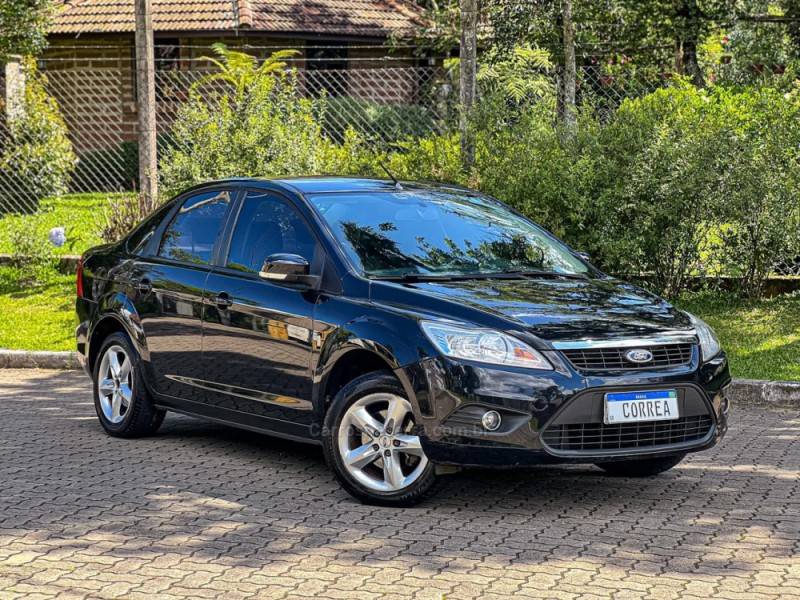 FORD - FOCUS - 2010/2011 - Preta - R$ 39.900,00