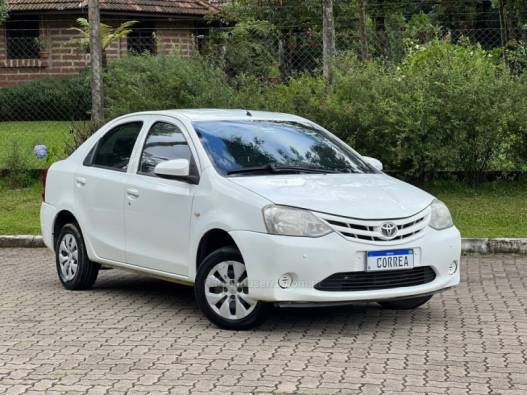 TOYOTA - ETIOS - 2013/2014 - Branca - R$ 43.900,00