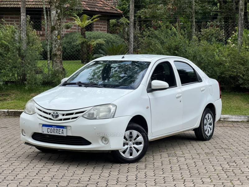 TOYOTA - ETIOS - 2013/2014 - Branca - R$ 43.900,00