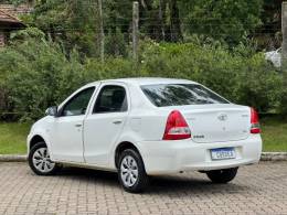 TOYOTA - ETIOS - 2013/2014 - Branca - R$ 43.900,00