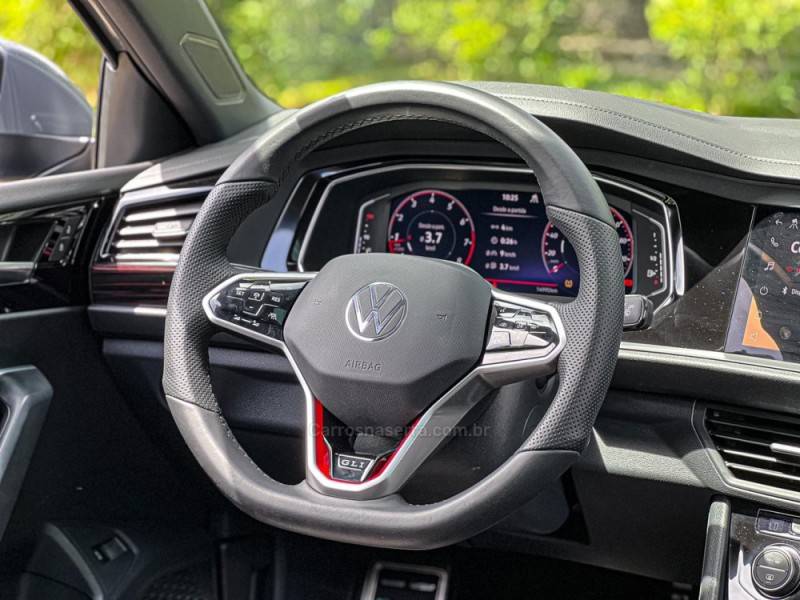 VOLKSWAGEN - JETTA - 2023/2024 - Cinza - R$ 234.900,00