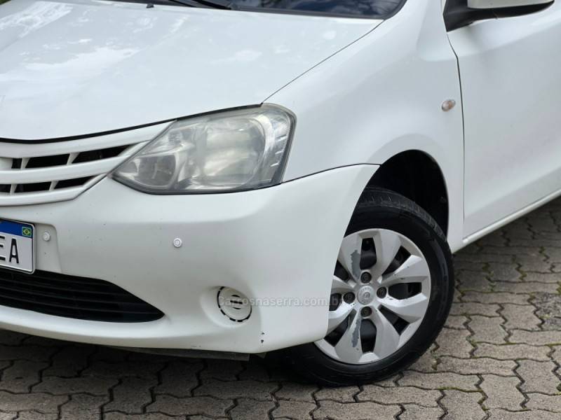 TOYOTA - ETIOS - 2013/2014 - Branca - R$ 43.900,00