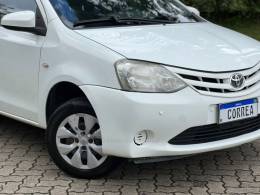 TOYOTA - ETIOS - 2013/2014 - Branca - R$ 43.900,00