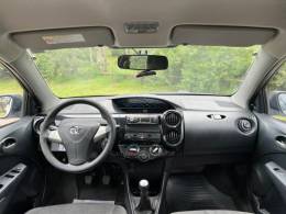 TOYOTA - ETIOS - 2013/2014 - Branca - R$ 43.900,00