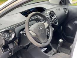 TOYOTA - ETIOS - 2013/2014 - Branca - R$ 43.900,00